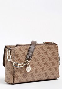 Sac à main marron à motif avec une finition texturée, doté d'une bandoulière chaîne amovible, d'une fermeture éclair et d'une étiquette logo en métal.