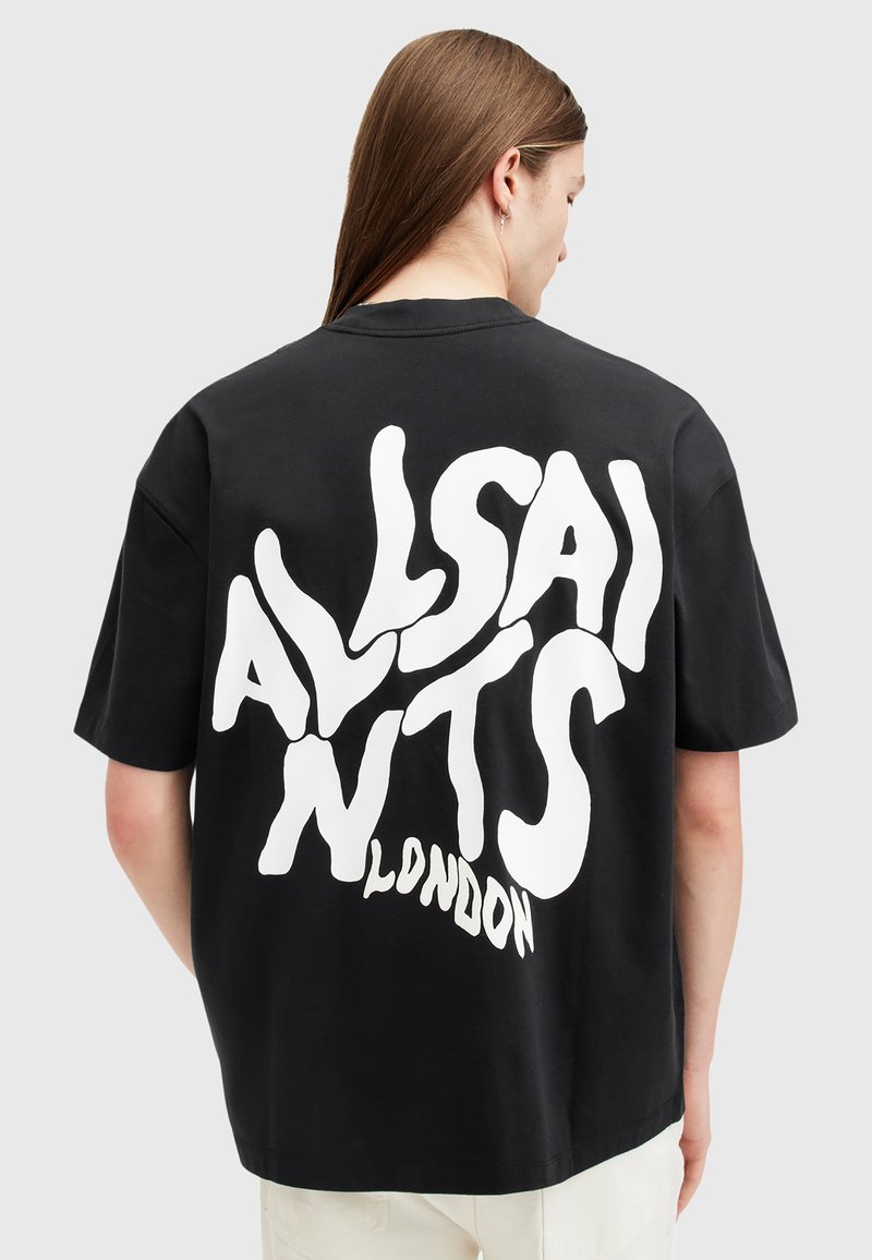 Camiseta de algodón negra con gran texto blanco "ALLSAINTS LONDON" en la parte posterior. Mangas cortas, corte holgado, textura suave.