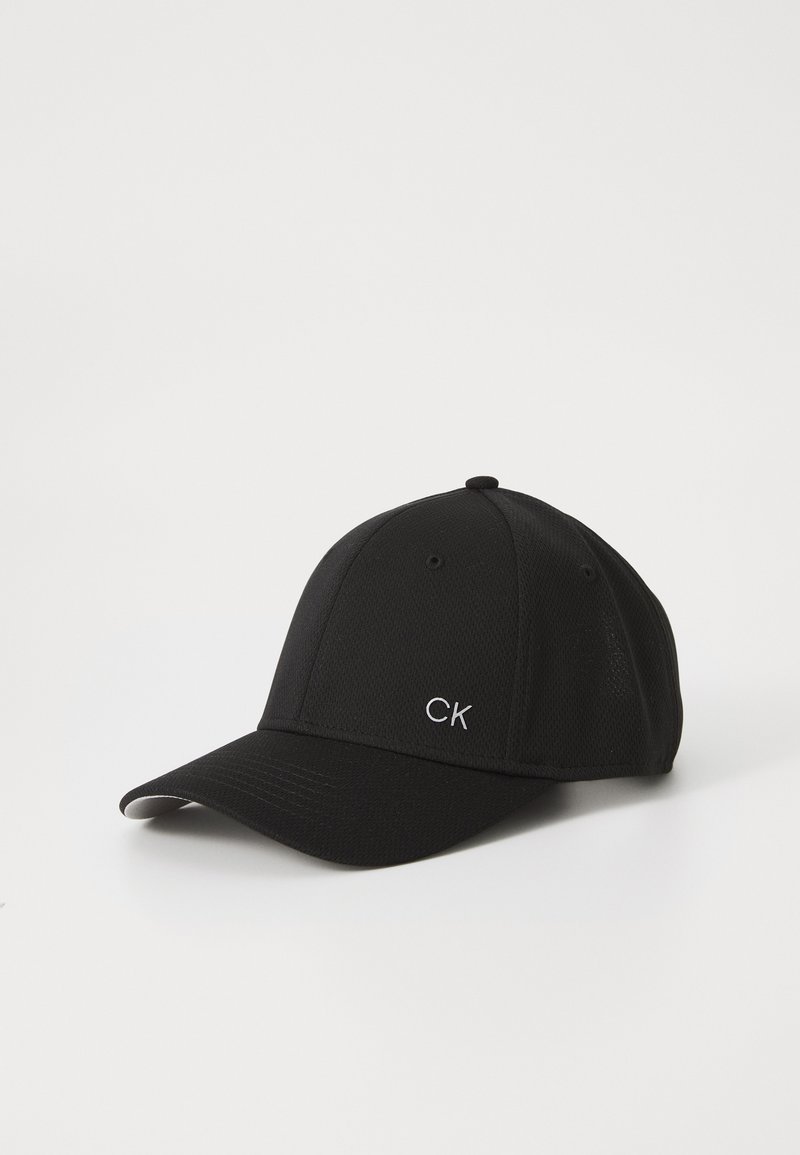 Musta baseball-lakki, joka on valmistettu teksturoidusta kankaasta, jossa on kaareva lippa ja pieni valkoinen "CK"-logo edessä.