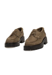Mocasines de ante marrón con una gruesa suela de plataforma negra, detalle de cordones, acentos cosidos y un diseño de punta redondeada.