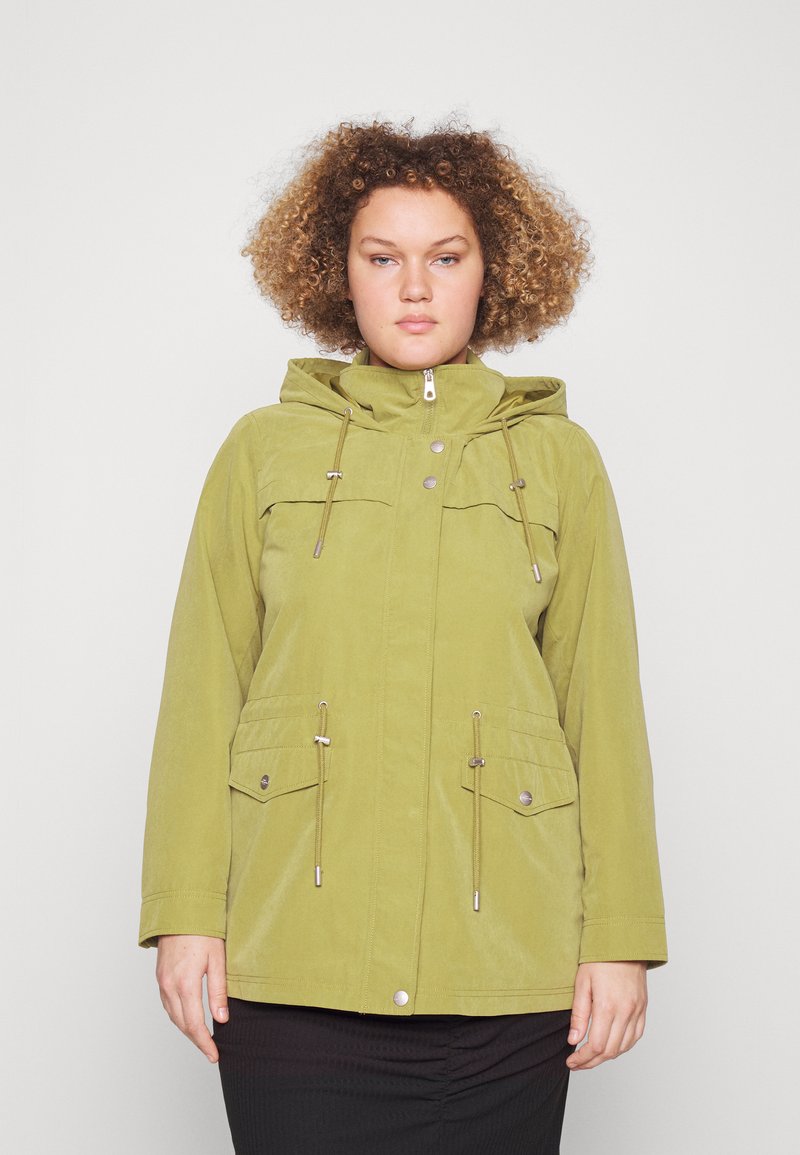 Giacca impermeabile verde oliva con cappuccio, chiusura a zip, tasche frontali e coulisse regolabili in vita e al collo. Texture liscia.