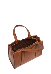Smeđa kožna torba s dva kratka ručka, zatvorenim glavnim odjeljkom i unutarnjim džepovima. Ima teksturiranu površinu i strukturirani oblik.