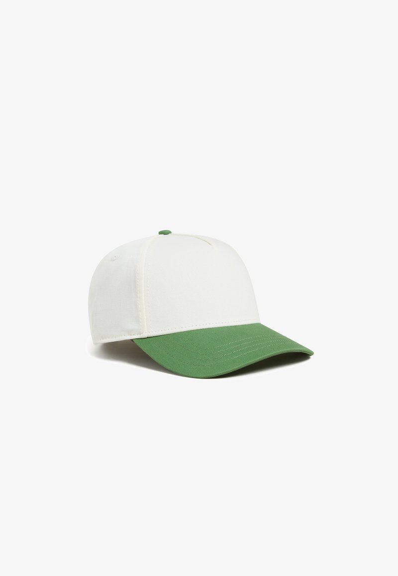 Cappello bianco con visiera verde. Presenta una forma arrotondata, una visiera piatta e un piccolo bottone verde sulla parte superiore. Realizzato in tessuto con dettagli di cucitura.