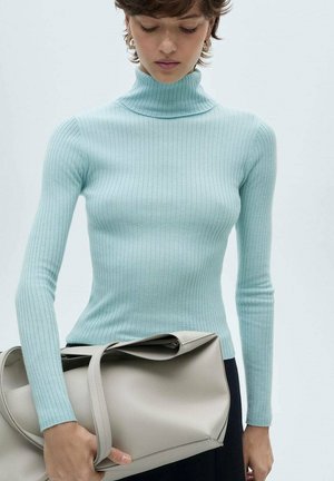 Hellblauer, gerippter Rollkragenpullover mit langen Ärmeln, kombiniert mit einer hellgrauen, minimalistischen Tragetasche, die die glatte Stofftextur präsentiert.