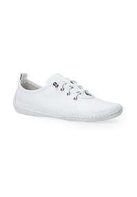 Witte leren sneaker met een lage profield, ronde neus, vetersluiting met vijf oogjes en een rubberen zool met textuur en contrasterende stikdetails.