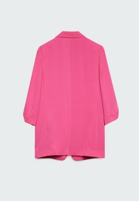 Blazer rose vif à manches longues vu de dos avec un ourlet légèrement incurvé et un col simple sur un fond clair uni.