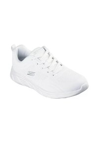 Zapatilla deportiva blanca con parte superior de malla ligera, cierre de cordones, suela acolchada y detalles perforados para ventilación.