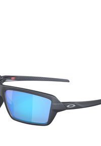 Occhiali da sole neri con lenti blu specchiate, forma rettangolare, aste nere texturizzate e dettagli in metallo argentato. Marchio visibile sulla montatura.