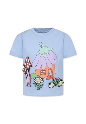 T-shirt di cotone blu chiaro con un design colorato che presenta una casa, fiori e funghi. L'opera d'arte comprende forme giocose e colori vivaci.