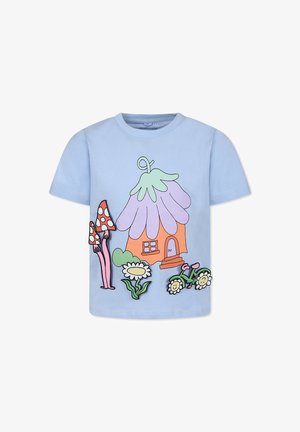 Camiseta de algodón azul claro con un diseño colorido que incluye una casa, flores y setas. La obra de arte presenta formas divertidas y colores brillantes.