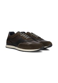 Bruine suède en leren sneakers met grijze veters, een gestructureerde afwerking en een contrasterende rubberen zool. Minimalistisch ontwerp met sportieve accenten.