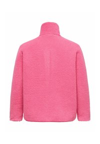 Różowa kurtka z polaru z wysokim kołnierzem, teksturowaną powierzchnią i długimi rękawami. Projekt cechuje luźny krój i brak widocznych elementów metalowych.
