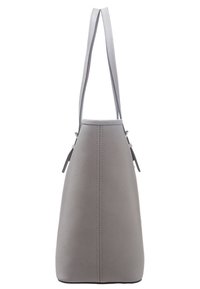Sac fourre-tout en simili cuir gris avec deux poignées, une forme effilée et une surface légèrement texturée. Présente de petites accents latéraux.
