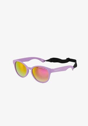 Lunettes de soleil violettes à finition mate, dotées de grandes verres arrondis avec une teinte dégradée allant du jaune au rose, et d'une sangle noire ajustable.