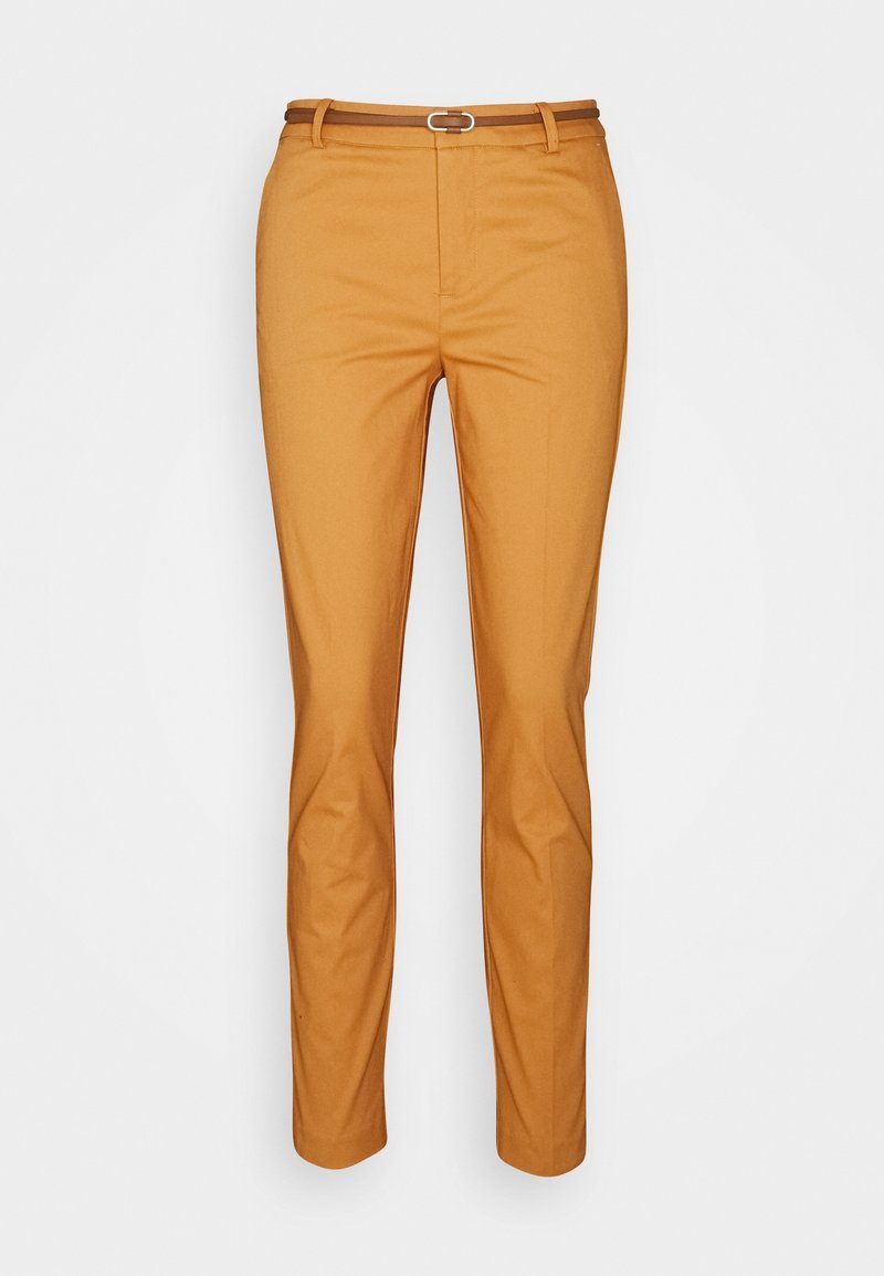 Pantalon slim fit jaune moutarde avec une fine ceinture marron et des passants, présenté de face sur fond blanc uni.