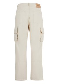 Lys beige cargo bukser med en afslappet pasform, der har flere sidelommer, syet detaljer og en mærket talje. 