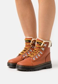 Dr. Martens Botines con cordones - cognac