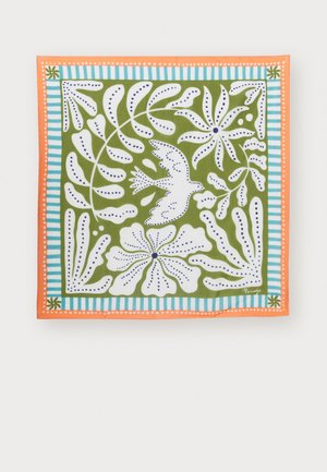 Neljakandiline sall, millel on roheline taust valgete lillemustriga ja lind, siniste ja oranžite triipudega ja täppidega ääristatud.