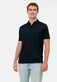 Marineblaue Poloshirt aus weichem Stoff, mit einer Dreiknopf-Leiste, kurzen Ärmeln und seitlichen Schlitzen für Bewegungsfreiheit.