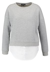 Sudadera gris de manga larga sobre una camisa blanca abotonada, cuello redondo, con puños y dobladillo acanalados, estilo casual.