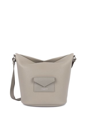 Sac seau en cuir gris texturé avec bandoulière réglable et petite poche avant en forme d'enveloppe avec détails surpiqués.