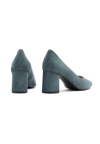 Scarpe con tacco in suede teal, con punta arrotondata e soletta imbottita. Presentano un tacco spesso e una finitura liscia e texture.