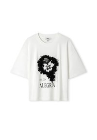 Witte katoenen t-shirt met korte mouwen, met een gestructureerd zwart bloemenontwerp en de tekst "VIVE CON ALEGRIA" eronder gedrukt.