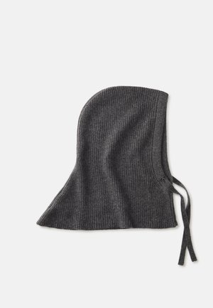 Bufanda con capucha de color gris oscuro y acanalada, con forma redondeada y lazos en el cuello. Fabricada con un material de punto suave y texturizado.