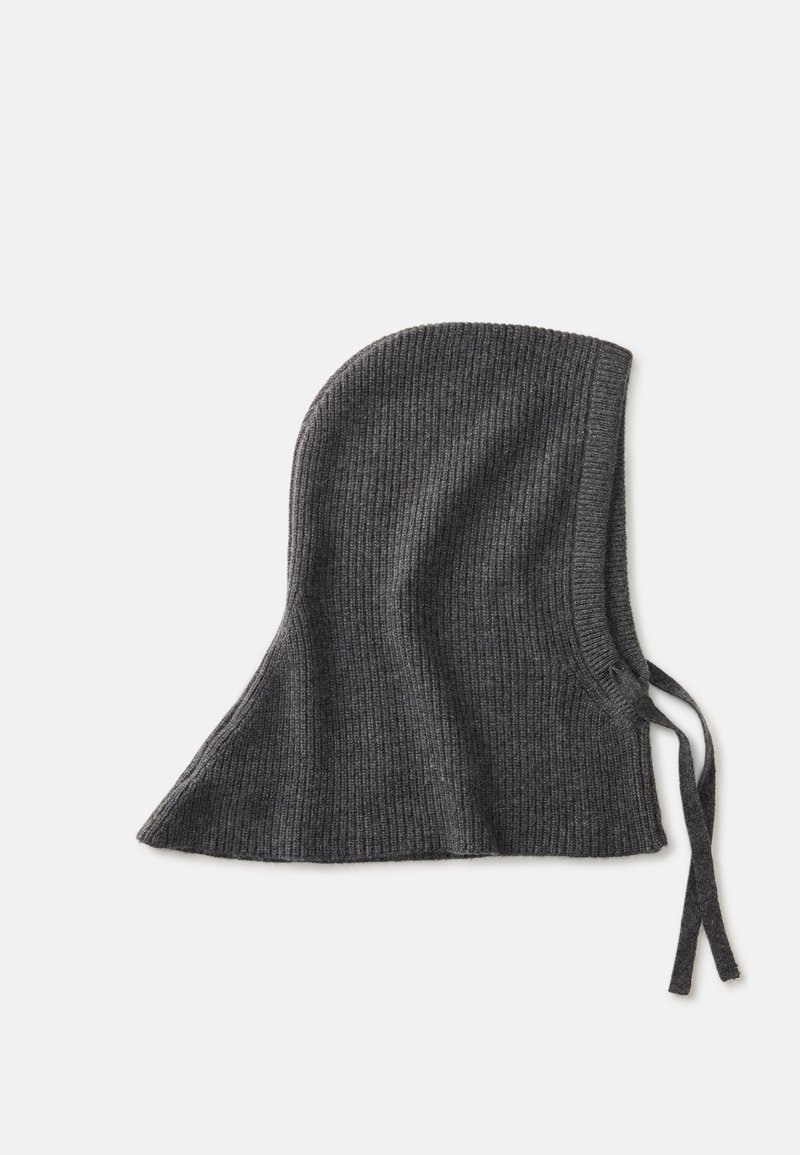 Bufanda con capucha de color gris oscuro y acanalada, con forma redondeada y lazos en el cuello. Fabricada con un material de punto suave y texturizado.