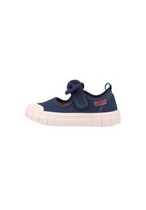 Zapato infantil de lona azul marino con suela de goma blanca, punta redondeada y correa ajustable con detalle de lazo.