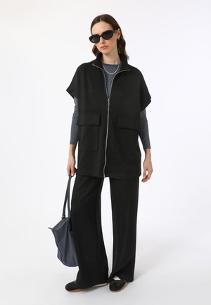 - Spodnie materiałowe