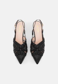 Escarpins slingback noirs à bout pointu, avec une tige en cuir tressé et une doublure intérieure rose. Bride ajustable avec un détail en métal doré.