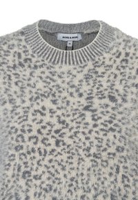 Grauer und crèmefarbener Pullover aus einem weichen, strukturierten Stoff mit einem Leopardenmuster. Rippkragen und Etikett mit der Aufschrift "MORE & MORE." Größe 36.