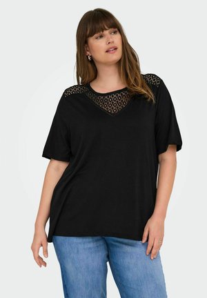 Czarny T-shirt z krótkim rękawem z teksturowanym koronkowym wykończeniem. Luźny krój i dekolt w serek zapewniają komfort i przewiewność.