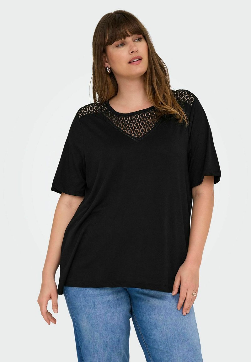 Svart kortärmad T-shirt med en texturerad spetsdetalj. Den avslappnade passformen och V-ringningen ger komfort och andningsförmåga.