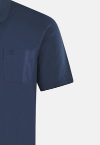 Granatowa koszulka polo z krótkim rękawem, wykonana z gładkiej bawełny, z kieszonką na piersi, z tonalnym przeszyciem i małym logo na kieszeni.