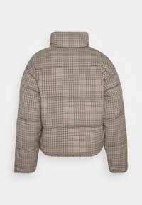 Kurtka puchowa w czarno-biało-czerwony wzór w kratę, z wysokim kołnierzem i poziomymi, wypchanymi sekcjami, pokazana z tyłu.