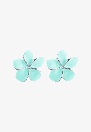 Une paire de boucles d'oreilles en forme de fleurs avec des pétales en émail vert menthe, des accents en argent brillant et une texture lisse et brillante.