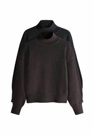 Zwei Rollkragenpullover, einer dunkelgrau und einer schwarz, mit einer weichen Textur, lässigem Schnitt sowie Rippbündchen an Ärmeln und Kragen.