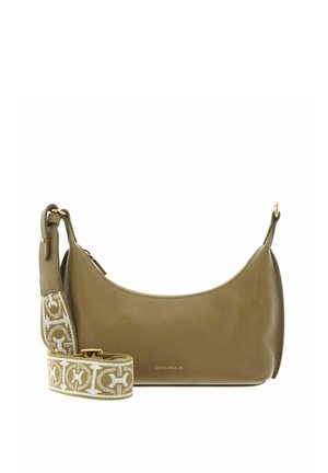 Sac à bandoulière en cuir vert olive avec une large sangle à motifs et une fermeture éclair ainsi que des détails dorés, marqué "Coccinelle" à l'avant.