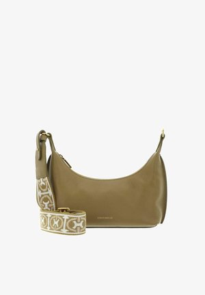 Sac à bandoulière en cuir vert olive avec une large sangle à motifs et une fermeture éclair ainsi que des détails dorés, marqué "Coccinelle" à l'avant.