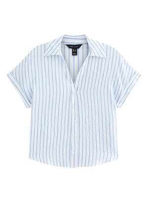 Camisa blanca de manga corta con botones, con rayas verticales azules y cuello puntiagudo, etiqueta de talla visible en el interior del cuello.