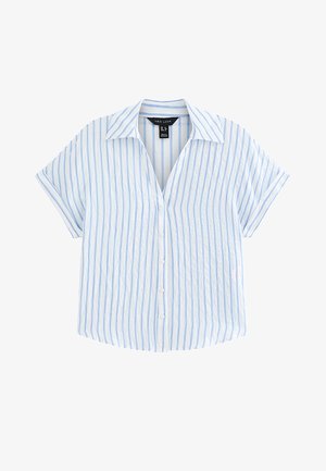 Witte korte mouwen blouse met blauwe verticale strepen en een spitse kraag, maatlabel zichtbaar aan de binnenkant van de halslijn.