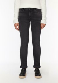 Tumedad hallid slim-fit teksad, elastne kangas, viie taskuga disain, õrnalt pleekinud detailid, sobita mustade tossudega, millel on beež tall.
