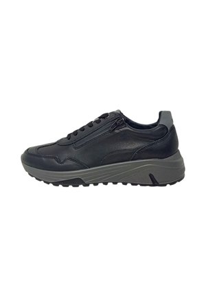 Sneaker in pelle nera con suola grigia chunky, dotato di lacci tradizionali, zip laterale e una texture liscia. Progettato per un uso casual.