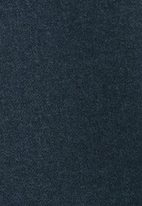 Dunkelblaues Filzgewebe mit einer weichen Textur und gleichmäßiger Oberfläche. Es hat ein leicht fusseliges Aussehen und eignet sich für verschiedene Anwendungen.