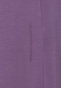 Lila Stoff mit glatter Textur, auf dem "French Connection" in einer vertikalen Linie geprägt ist. Einfaches Design, keine sichtbaren Muster oder Verzierungen.