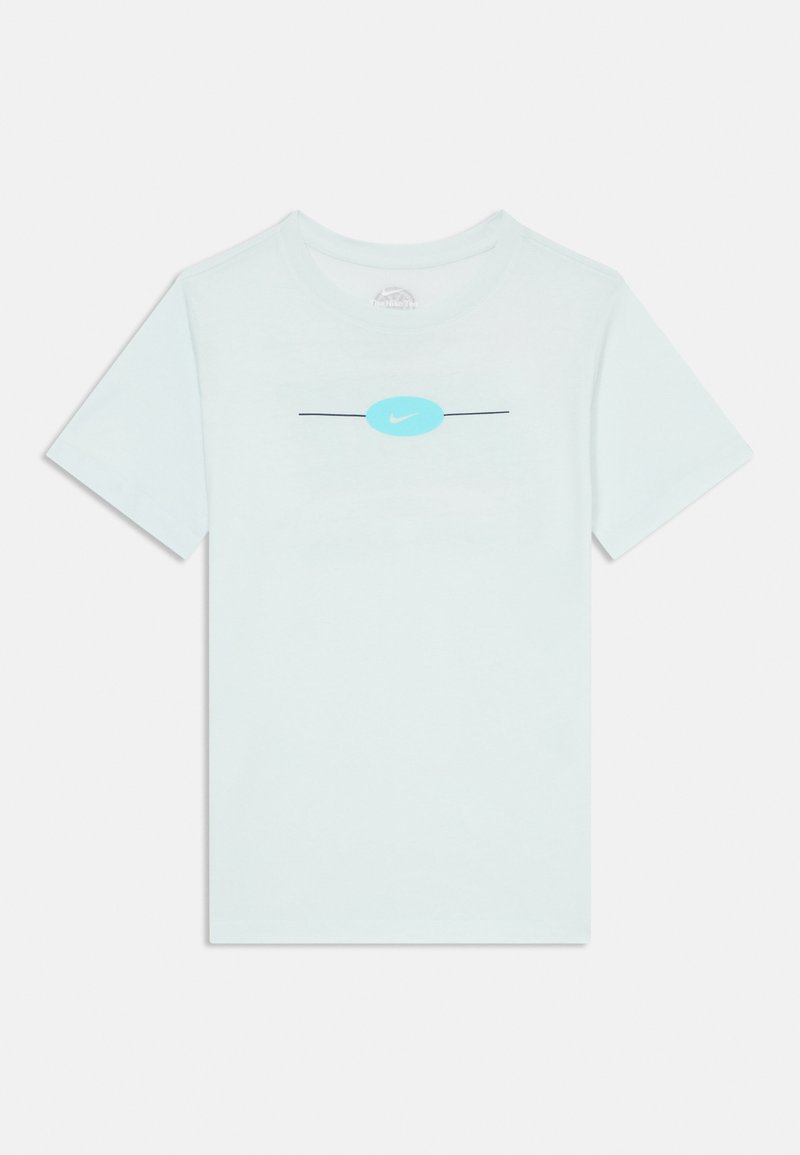 Ljusblå Nike t-shirt i mjuk bomull. Har en central logotyp i aqua inom en oval, med en svart horisontell linjedesign. Korta ärmar.