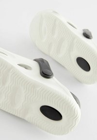 Next REGULAR FIT - Træsko - white monochrome