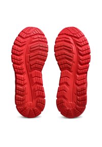 Rode rubberen schoenzolen met een gestructureerd profiel, featuring diepe groeven en verhoogde secties voor grip en tractie.